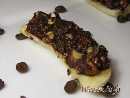 Бананы фаршированные шоколадом и орехами